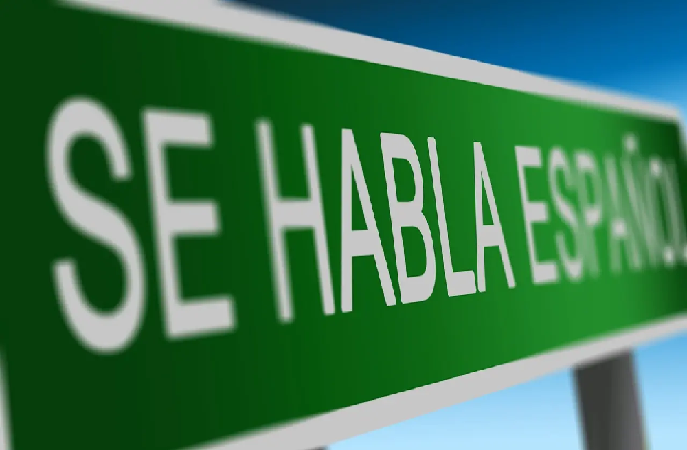 Skuteczna nauka języka hiszpańskiego w domu. Po jakie pomoce naukowe sięgać?